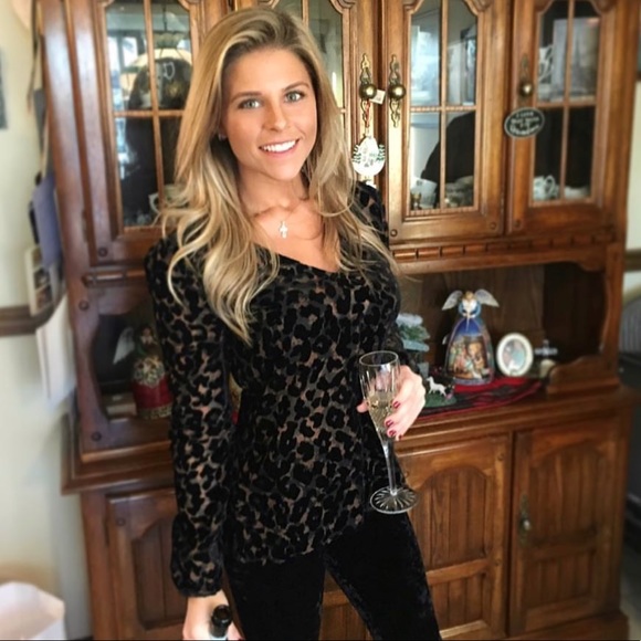 Meet your Posher, Emily 🌻 - Picture 1 of 1